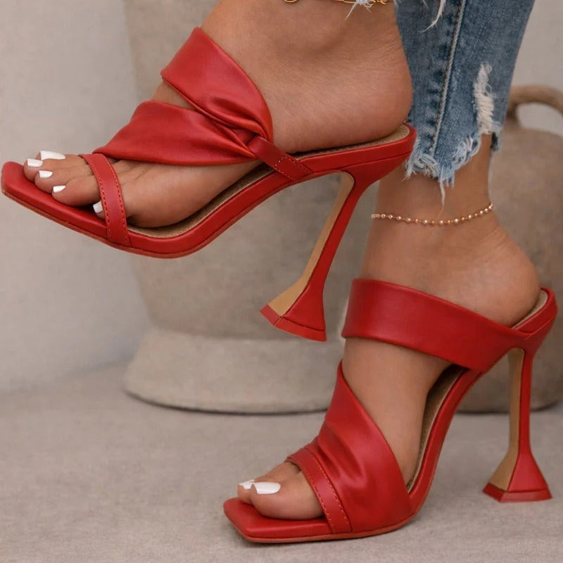 color:red